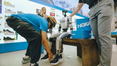 Robot hình người Trung Quốc gây chú ý khi dạo phố tại Mỹ