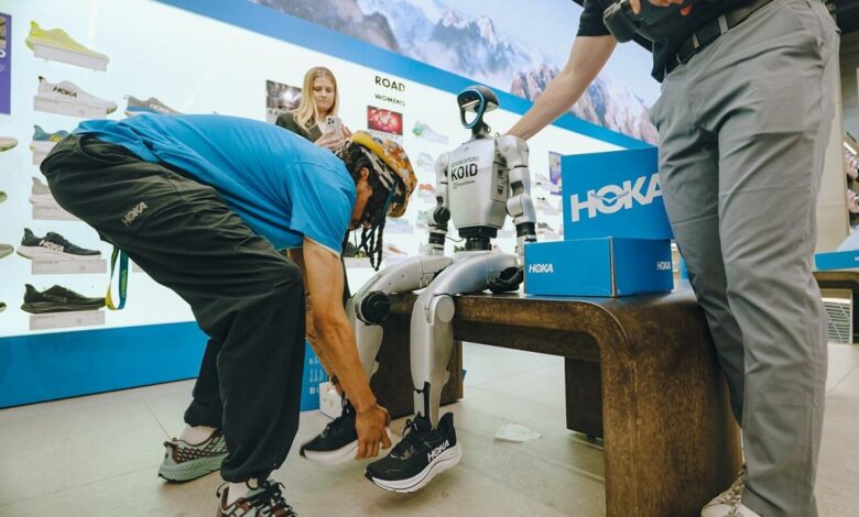 Robot hình người Trung Quốc gây chú ý khi dạo phố tại Mỹ Robot hình người Trung Quốc gây chú ý khi dạo phố tại Mỹ