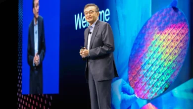 Ông Trump đổi quan điểm, khen CEO Intel