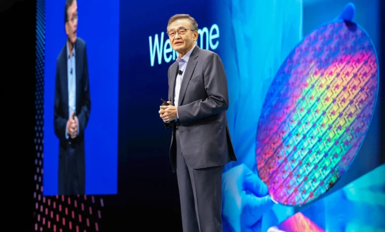 Ông Trump đổi quan điểm, khen CEO Intel
