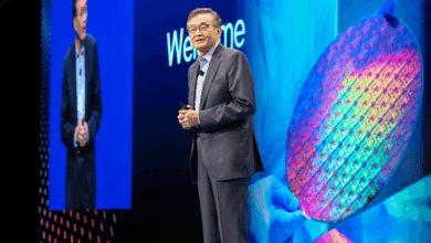 Ông Trump đổi quan điểm, khen CEO của Intel
