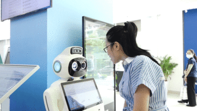 Robot phục vụ người dân làm thủ tục hành chính