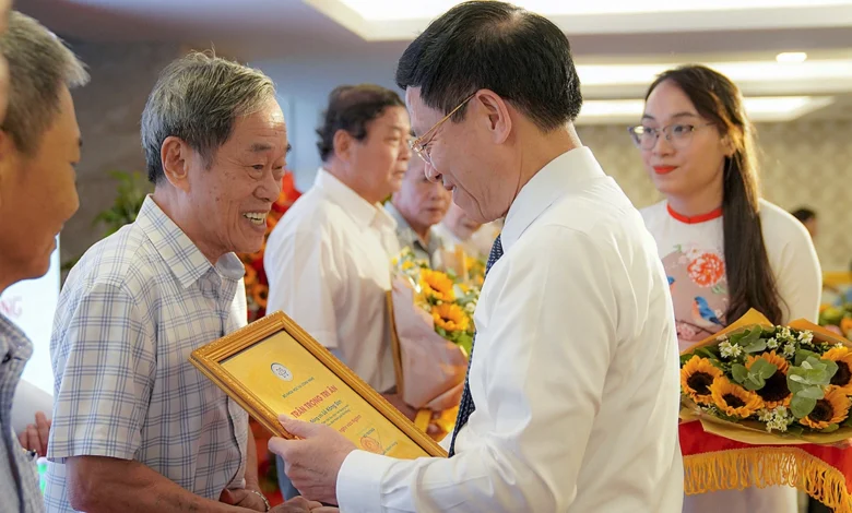Bộ trưởng Nguyễn Mạnh Hùng: ‘Thế hệ đi trước đặt nền móng tri thức, kết nối quốc gia’ Bộ trưởng Nguyễn Mạnh Hùng: ‘Thế hệ đi trước đặt nền móng tri thức, kết nối quốc gia’