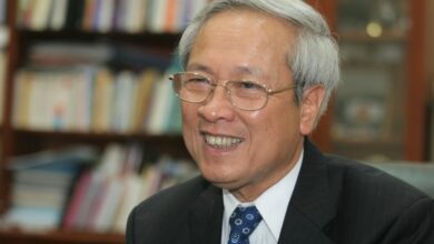GS Đỗ Trung Tá kể về quyết định giúp điện thoại xa xỉ thành đồ ‘giắt cạp quần nông dân’