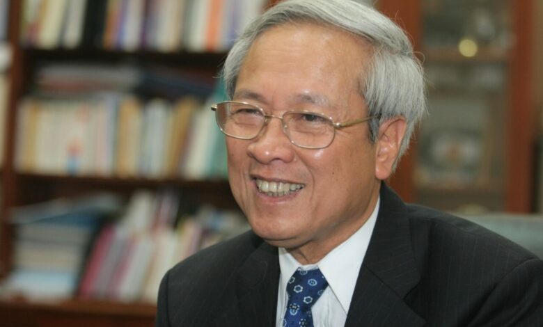 GS Đỗ Trung Tá kể về quyết định giúp điện thoại xa xỉ thành đồ ‘giắt cạp quần nông dân’