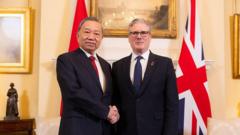 Thủ tướng Anh nêu trường hợp nhà báo BBC không thể rời Việt Nam với Tổng Bí thư Tô Lâm Thủ tướng Anh nêu trường hợp nhà báo BBC không thể rời Việt Nam với Tổng Bí thư Tô Lâm