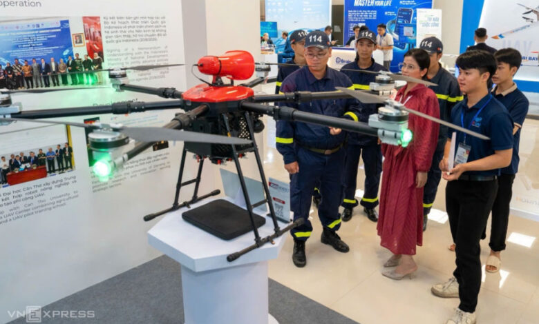 Trải nghiệm robot, UAV tại triển lãm Đổi mới sáng tạo