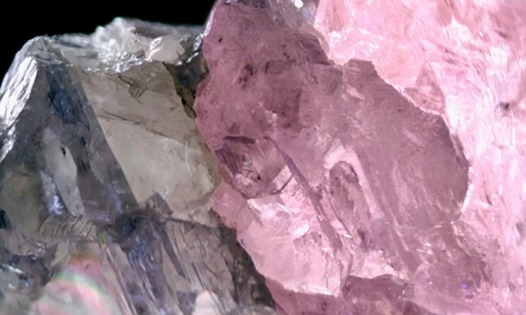 Thợ mỏ đào được viên kim cương hiếm nặng 37,4 carat Thợ mỏ đào được viên kim cương hiếm nặng 37,4 carat