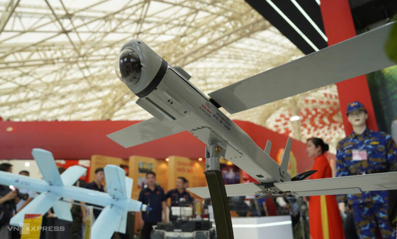 Doanh nghiệp Việt trình diễn robot tự giao hàng, UAV quân sự Doanh nghiệp Việt trình diễn robot tự giao hàng, UAV quân sự