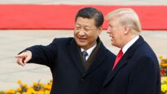 Trung Quốc ‘ngày càng thù địch’, ông Trump đe dọa áp thêm thuế 100% Trung Quốc ‘ngày càng thù địch’, ông Trump đe dọa áp thêm thuế 100%