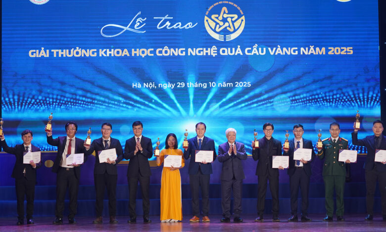 Vinh danh 10 nhà khoa học trẻ và 20 nữ sinh Vinh danh 10 nhà khoa học trẻ và 20 nữ sinh