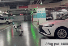 Robot hình người Trung Quốc kéo ôtô nặng 1,4 tấn Robot hình người Trung Quốc kéo ôtô nặng 1,4 tấn