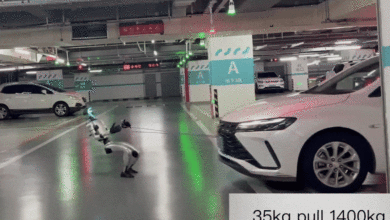 Robot hình người Trung Quốc kéo ôtô nặng 1,4 tấn