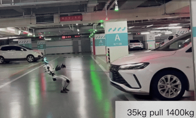 Robot hình người Trung Quốc kéo ôtô nặng 1,4 tấn Robot hình người Trung Quốc kéo ôtô nặng 1,4 tấn