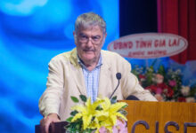Chủ nhân Nobel Vật lý 2012: Nhân lực trẻ Việt Nam hiếu học và ham khám phá
