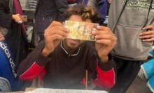 Tại sao người đàn ông này dành hàng giờ tỉ mẩn sửa từng tờ tiền rách