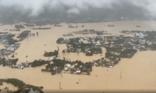 Lũ tàn phá miền Trung: Người dân đứng trên mái nhà kêu cứu xuyên đêm