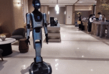 Khách sạn đầu tiên sử dụng ‘nhân viên’ robot hình người