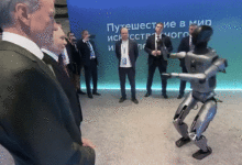 Robot hình người Nga nhảy múa trước mặt ông Putin
