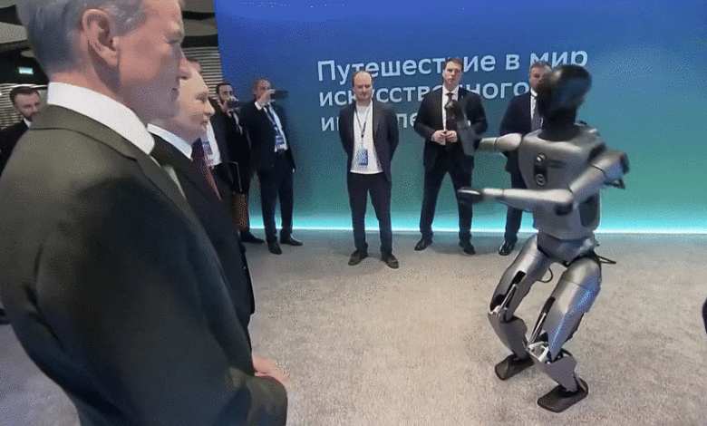 Robot hình người Nga nhảy múa trước mặt ông Putin