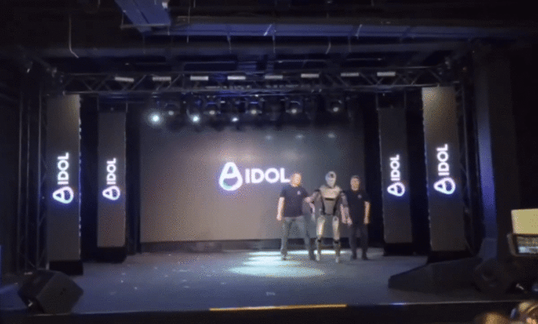 Robot hình người đầu tiên của Nga ngã sấp khi ra mắt