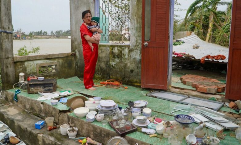 Trong cơn bão lũ, Phạm Minh Chính ‘xông pha,’ Tô Lâm mất điểm