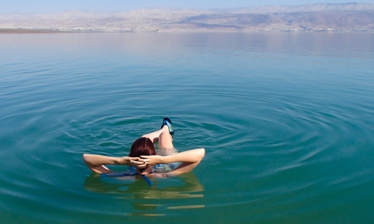 Tại sao con người không thể chìm ở Biển Chết? Tại sao con người không thể chìm ở Biển Chết?