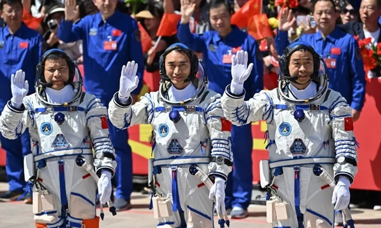 Sự cố khiến phi hành gia Trung Quốc hoãn trở về Trái Đất Sự cố khiến phi hành gia Trung Quốc hoãn trở về Trái Đất