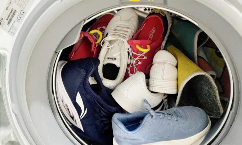 Có nên giặt giày bằng máy giặt?