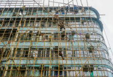 Tại sao Hong Kong vẫn dùng tre làm giàn giáo?