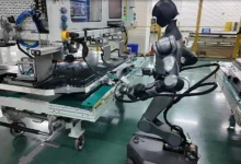 Robot hình người Trung Quốc tham gia sản xuất pin xe điện