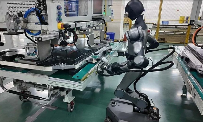 Robot hình người Trung Quốc tham gia sản xuất pin xe điện