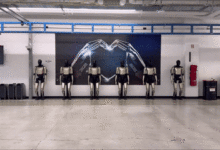 Robot hình người Tesla gây sốt vì dáng chạy tự nhiên