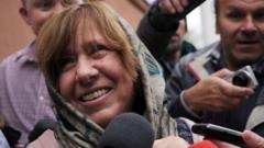 Svetlana Alexievich: ‘Giờ đây tôi không ủng hộ cách mạng’ Svetlana Alexievich: ‘Giờ đây tôi không ủng hộ cách mạng’