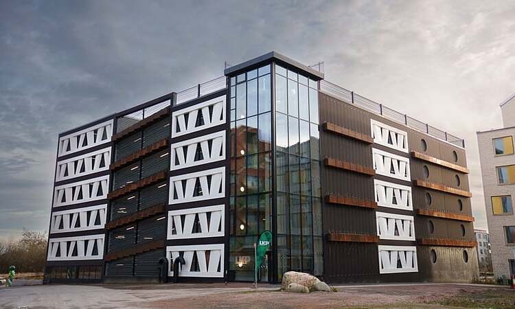 Bãi đậu xe châu Âu đầu tiên xây từ cánh turbine gió cũ