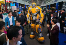 Người dân hào hứng trải nghiệm công nghệ tại phố đi bộ Người dân hào hứng trải nghiệm công nghệ tại phố đi bộ