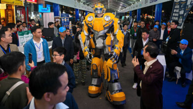 Người dân hào hứng trải nghiệm công nghệ tại phố đi bộ