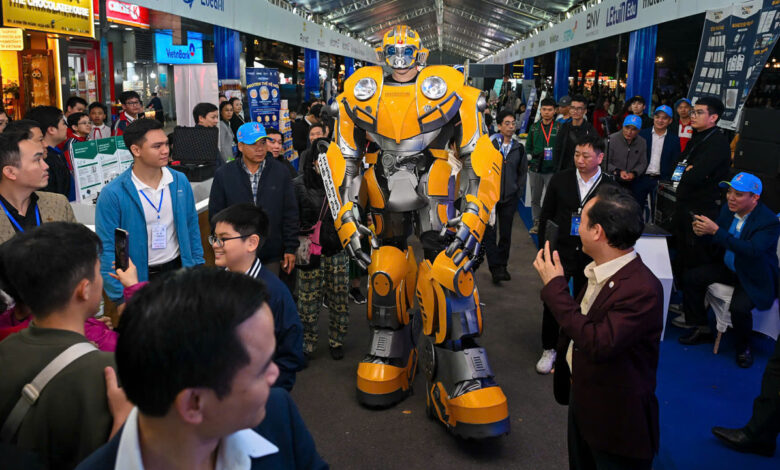 Người dân hào hứng trải nghiệm công nghệ tại phố đi bộ Người dân hào hứng trải nghiệm công nghệ tại phố đi bộ