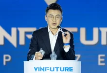 Giáo sư giới thiệu robot di chuyển như côn trùng, mọc rễ như cây