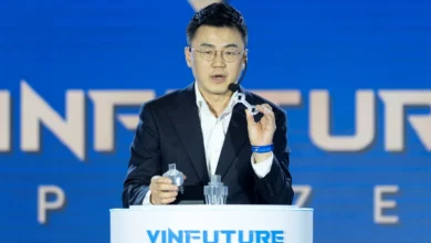 Giáo sư giới thiệu robot di chuyển như côn trùng, mọc rễ như cây