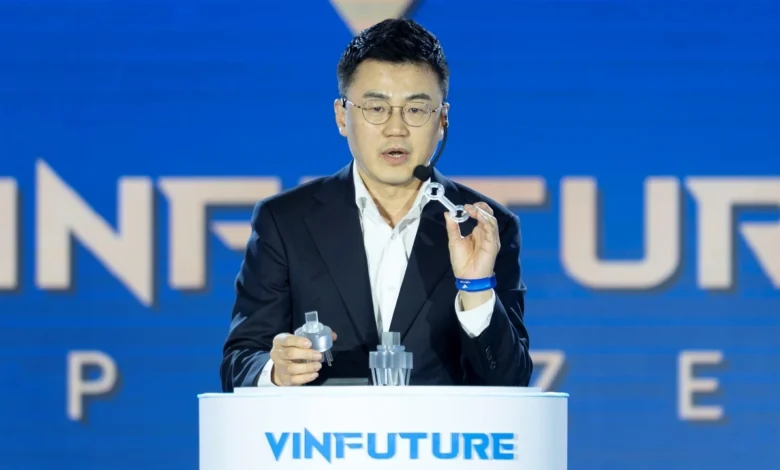 Giáo sư giới thiệu robot di chuyển như côn trùng, mọc rễ như cây Giáo sư giới thiệu robot di chuyển như côn trùng, mọc rễ như cây