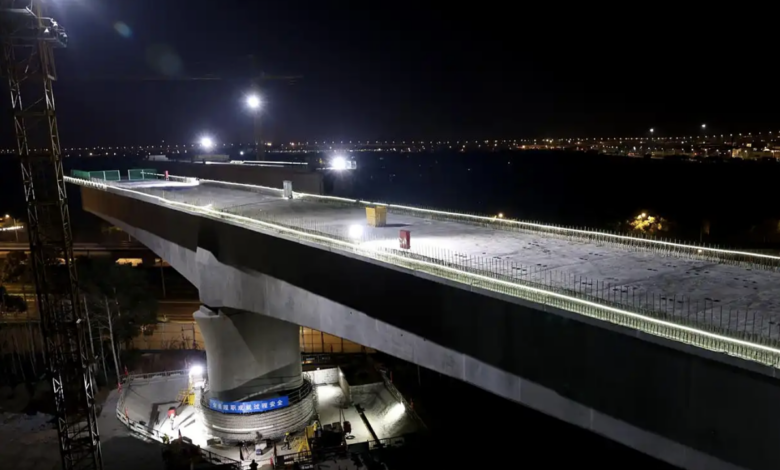 Trung Quốc xoay cầu 10.000 tấn bắc qua đường tàu đệm từ