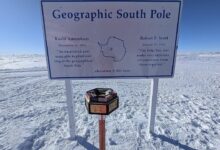 Các nhà khoa học dịch chuyển cột mốc cực nam Trái Đất