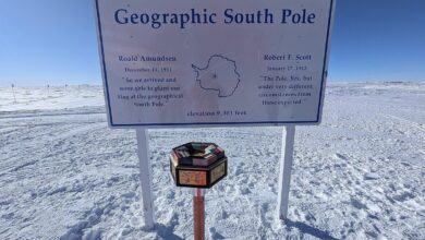 Các nhà khoa học dịch chuyển cột mốc cực nam Trái Đất