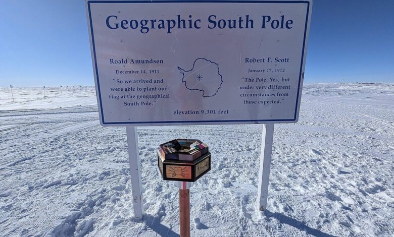 Các nhà khoa học dịch chuyển cột mốc cực nam Trái Đất