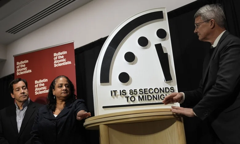 Đồng hồ tận thế tiến sát mốc nửa đêm nhất lịch sử Đồng hồ tận thế tiến sát mốc nửa đêm nhất lịch sử