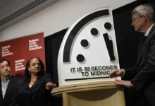 Đồng hồ tận thế thể hiện điều gì?