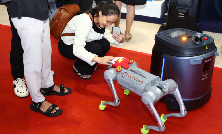 Robot chó Unitree Go2 trình diễn tại Tech Awards 2025
