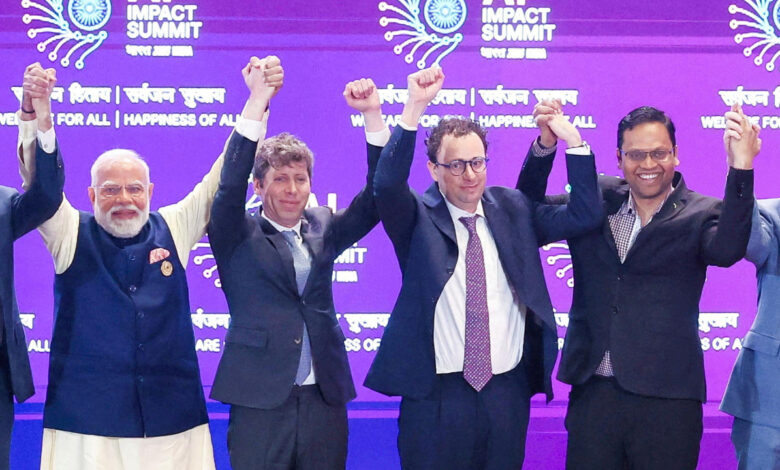 CEO OpenAI và Anthropic quyết không nắm tay nhau CEO OpenAI và Anthropic quyết không nắm tay nhau