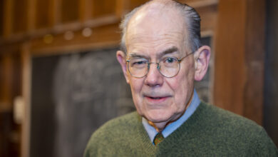 Cuộc chiến để gỡ video deepfake của học giả Mỹ